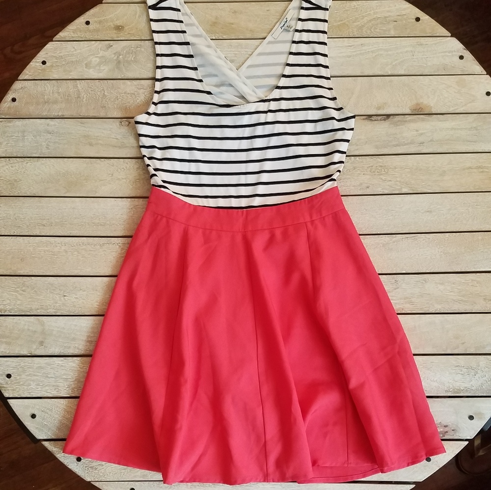 Summer dress w/ peakaboo back